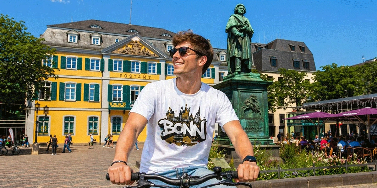 Textildruck Bonn – T-Shirt mit Logo vor Bonner Innenstadt